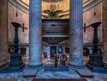Manfredo Manfredi et Adolfo Laurenti, Tombe du roi Victor Emmanuel II, sixième chapelle du Panthéon à Rome en Italie