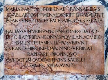épigraphe à la mémoire de Maria Bibbiena, amante de Raphaël, troisième édicule du Panthéon à Rome en Italie