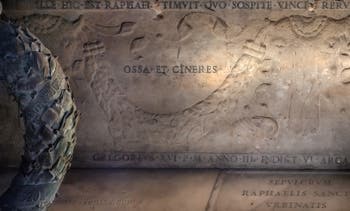 Tombe du peintre Raphaël, troisième édicule du Panthéon à Rome en Italie