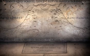 Tombe du peintre Raphaël, troisième édicule du Panthéon à Rome en Italie