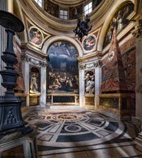 La chapelle Chigi et la scultpure du prophète Habacuc avec l'Ange de Gian Lorenzo Bernini dans l'église Santa Maria del Popolo à Rome