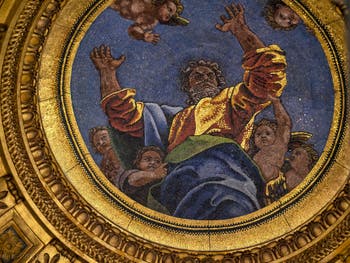 La coupole de la chapelle Chigi et ses mosaïques, conçues et dessinées par Raphaël, église Santa Maria del Popolo à Rome en Italie