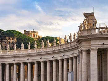 Les statues des Saints de la place Saint-Pierre de Rome