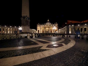 La place Saint-Pierre de Rome vue de nuit