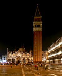 Der Markusplatz, der Markusdom und der Markusturm bei Nacht in Venedig