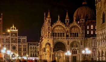 La basilique Saint-Marc à Venise vue de nuit 