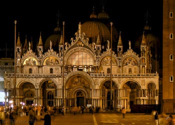La façade de la basilique Saint-Marc à Venise vue de nuit.