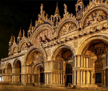 Die Fassade des Markusdoms in Venedig