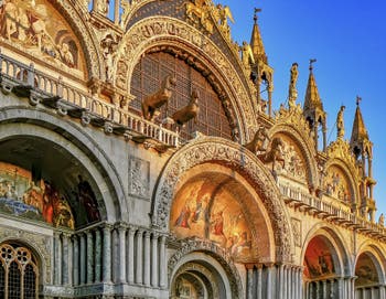 Die Fassade des Markusdoms in Venedig und die Pferde der Quadriga