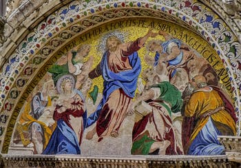 Himmelfahrtsmosaik von Luigi Gaetano (1617-1618) auf Die Fassade des Markusdoms in Venedig