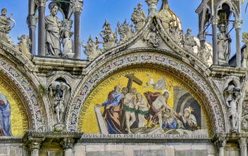 La façade de la Basilique Saint-Marc à Venise avec la mosaïque de la Descente aux Limbes de Luigi Gaetano (1617-1618)