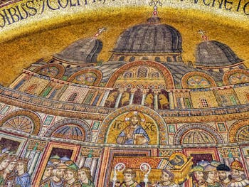 Das Mosaik der Überführung des Leichnams des Heiligen Markus (1260-1270) auf dem St. Alipio-Portal des Markusdoms