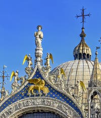 Le lion de Saint-Marc et saint Marc évangéliste sur la façade de la basilique Saint-Marc à Venise