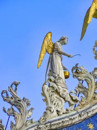 Statue d'ange sur la façade de la basilique Saint-Marc de Venise par Nicolo Lamberti, XVe siècle