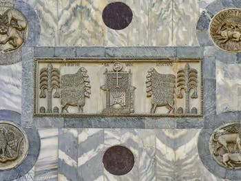 Sculptures et patères du Xe siècle sur la façade nord de la basilique Saint-Marc à Venise
