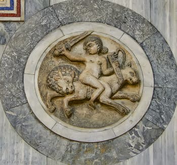 Marmorkleiderhaken aus dem 10. Jahrhundert an der Nordfassade des St. Markusdoms in Venedig
