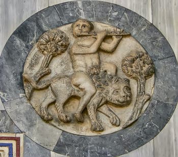 Patère du Xe siècle sur la façade nord de la basilique Saint-Marc à Venise