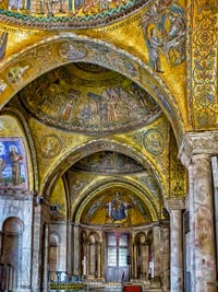 Die Mosaike aus dem 13. Jahrhundert im Atrium des Markusdom in Venedig