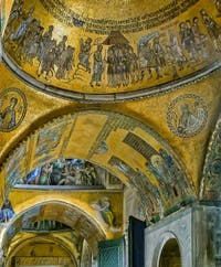 Die Mosaike aus dem 13. Jahrhundert im Atrium des Markusdom in Venedig