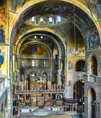 Das Kirchenschiff des Markusdoms in Venedig
