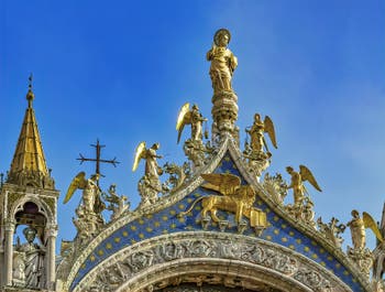 St Markus, die Engel und der Löwe von St Markus von Nicolo Lamberti (15. Jh.) auf Die Fassade des Markusdoms in Venedig