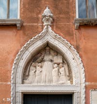 Bas relief représentant saint Augustin et ses disciples sur le portail d'entrée du cloître Santo Stefano à Venise