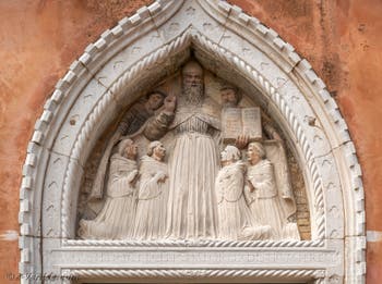 Tabernakellünette, die den Heiligen Augustinus umgeben von seinen Mönchen darstellt, von Bellano im 15, Jahrhundert von Bellano, Kreuzgang von Santo Stefano im Sestier von St. Markus in Venedig