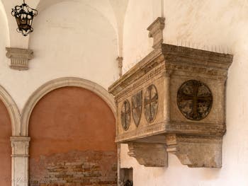 Sarkophag von Giovanni Soranzo, Kreuzgang von Santo Stefano im Sestier von St. Markus in Venedig