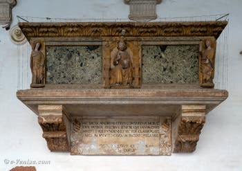 Sarcophage du Doge Andrea Contarini dans le Cloître de Santo Stefano dans le Sestier de Saint-Marc à Venise