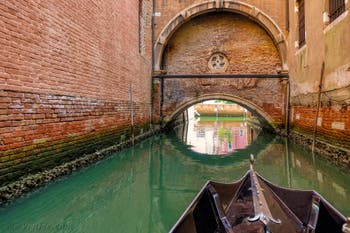 Der Sandolo-Durchgang unter der Kirche Santo Stefano im Sestier von St. Markus in Venedig.
