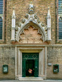 Gotisches Portal von Bartolomeo Bon der Kirche Santo Stefano in Venedig