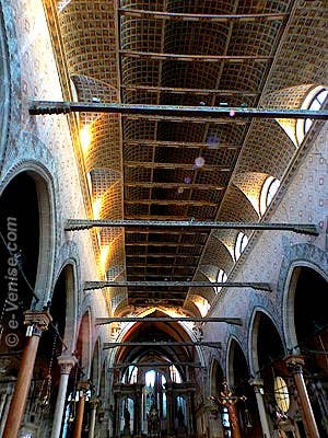 La nef de l'église Santo Stefano en forme de carène de navire