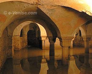 Crypte inondée de San Zaccaria où sont inhumés huit Doges de Venise