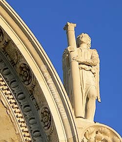 Statue à droite du fronton supérieur de San Zaccaria