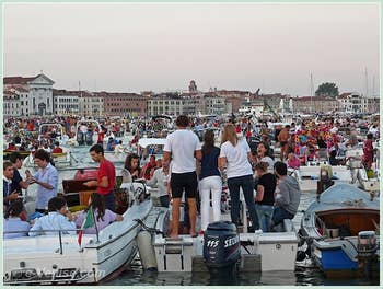 Le pique-nique géant sur le bassin de Saint-Marc pendant la fête du Redentore à Venise