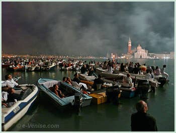 Silence... religieux pendant le feu d'artifice de la Fête du Rédempteur à Venise