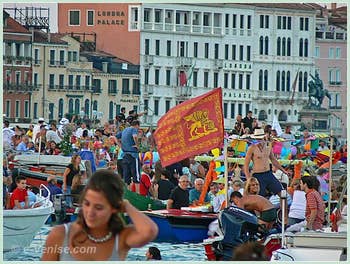 Le Bassin de Saint-Marc couvert de bateaux pendant la Fête du Redentore à Venise