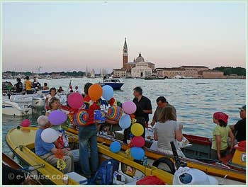 En famille et entre amis, sur le bassin de Saint-Marc en attendant le feu d'artifice de la Fête du Redentore à Venise