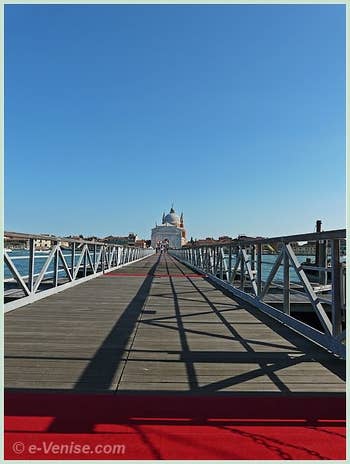 Le Pont Votif qui mène à l'église du Redentore depuis les Zattere, et qui traverse le Canal de la Giudecca à Venise pendant la Fête du Rédempteur