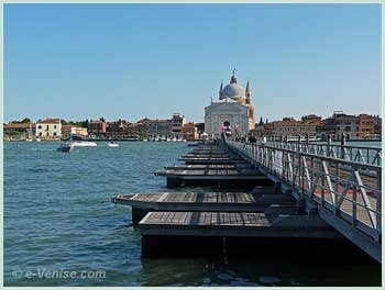Le Pont Votif provisoire qui relie le quai des Zattere à l'église du Redentore, de l'autre côté du Canal de la Giudecca à Venise