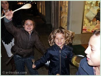Kinder beim Martinsfest in Venedig