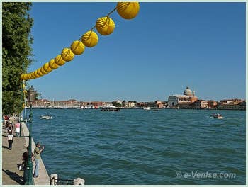 Fête du Redentore à Venise : lampions sur les Zattere au Dorsoduro avec, de l'autre côté du Canal de la Giudecca, l'église du Redentore et son pont votif.