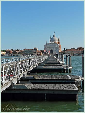 Le pont votif de la Fête du Redentore qui conduit à l'église du Redempteur depuis les Zattere à Venise.