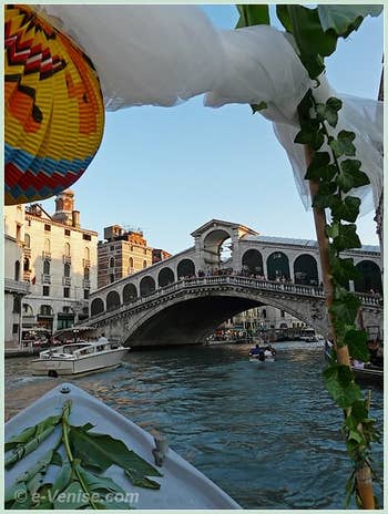 En route pour la fête du Redentore, ici sur le Grand Canal, juste avant de passer sous le Pont du Rialto à Venise.
