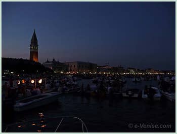 Fête du Redentore à Venise - La beauté du bassin de Saint-Marc vu de nuit.