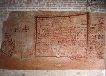 Inschriften und Zeichnungen von Pestkranken im Inneren des Lazzaretto Nuovo in Venedig in Venedig