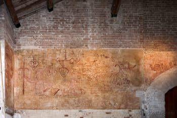 Inschriften und Zeichnungen von Pestkranken im Inneren des Lazzaretto Nuovo in Venedig in Venedig