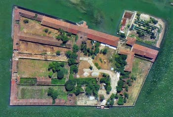 Die Insel Lazzaretto Vecchio, auf der die Pestkranken behandelt wurden, gegenüber der Insel Lido in Venedig