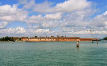 Die Insel Lazzaretto Vecchio, auf der die Pestkranken behandelt wurden, gegenüber der Insel Lido in Venedig