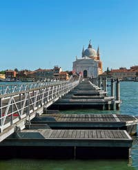 Le pont votif sur le canal de la Giudecca à la Fête du Redentore, le Redempteur à Venise